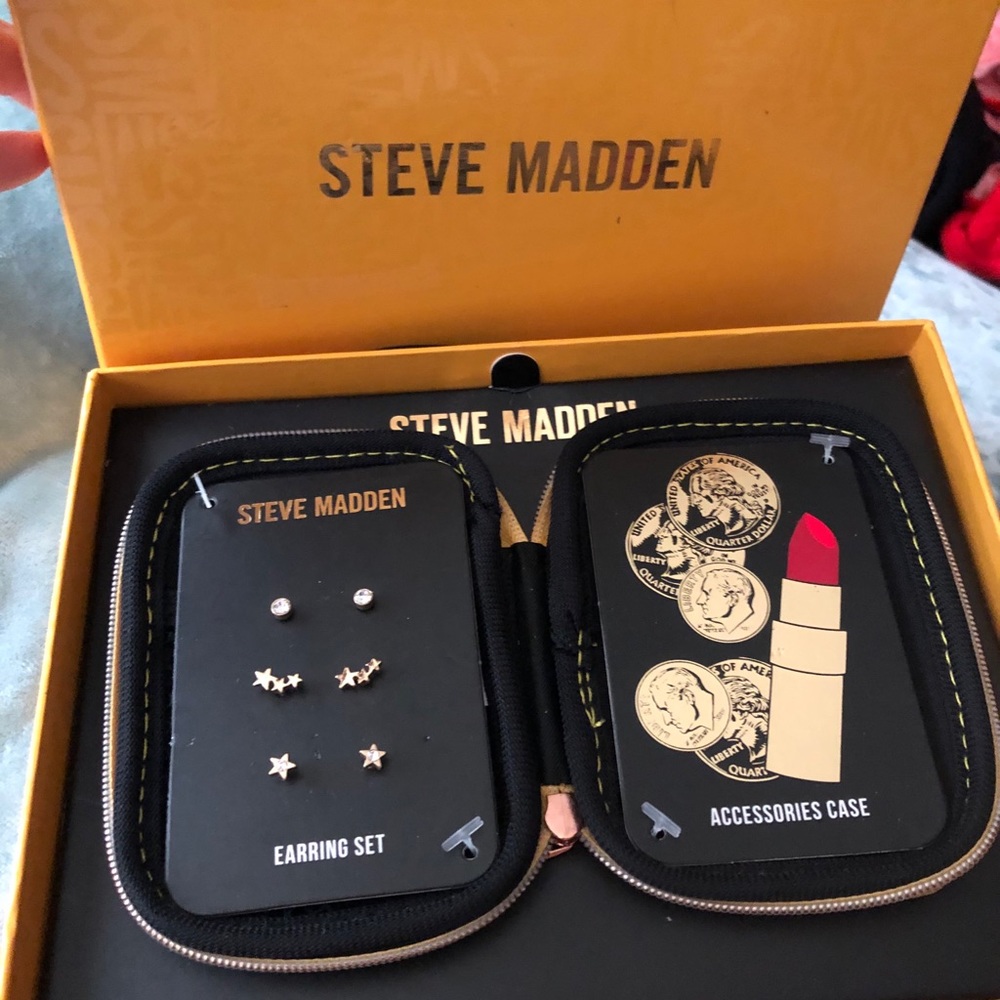 Steve Madden 3 piece earrings jewelry case NIB!